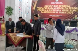 Ketua KPU Pasaman Barat Alfi Syahrin didampingi komisioner lainnya saat menandatangani berita acara penetapan bupati dan wakil bupati terpilih Pilkada 2024 di Aula KPU setempat, Kamis. (robi irwan).