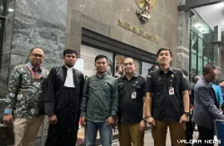 Ketua KPU Padang, Dorri Putra (kiri) didampingi Ketua Divisi Hukum, Jefri Hariyanto (tengah) beserta staf dan penasehat hukum, jelang pembacaan putusan oleh majelis hakim MK, Rabu. (humas)
