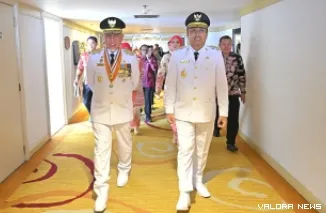 Gubernur dan Wagub Sumbar 2025-2030, Mahyeldi dan Vasco Ruseimy menuju lokasi pelantikan di Istana Negara, Kamis. (humas)