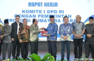 Gubernur Sumbar, Mahyeldi bertukar cenderamata dengan Ketua Komite I DPD RI, Andi Sofyan Hasdam pada agenda kunjungan kerja ke Sumbar, Senin. Agenda kali ini, tentang reformasi agraria. (humas)