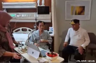 Gubernur Sumbar, Mahyeldi dialog santai dengan Menag, KH Nasaruddin Umar di Rumah Sakit Pondok Indah, Jakarta, Selasa. (humas)