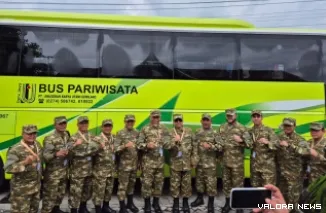 Gubernur Sumbar, Mahyeldi bersama sejumlah kepala daerah, menaiki bus dari bandara Yogyakarta menuju Akmil Magelang, 21 Februari 2025 lalu. (humas)