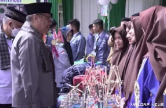 Wakil Wali Kota Bukittinggi, Marfendi melihat karya yang ditampilkan siswa usai pembukaan Competition of Science, Technology, Sport and Religious (COSINUS) XVI tingkat Sumbar, Riau, Jambi, Senin. (hamriadi)