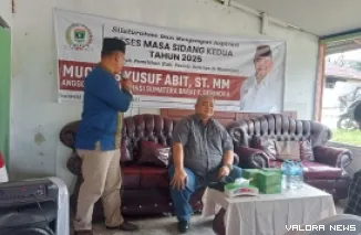 Anggota fraksi Partai Gerindra DPRD Sumbar, Muhclis Yusuf Abit bertatap muka dengan masyarakat Tua Pejat didampingi anggota DPRD Kepulauan Mentawa, Manual Simamora, Jumat. (daniwarti)