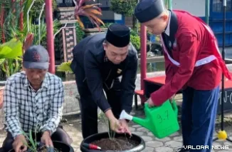 Ketua DPRD Padang, Muharlion melakukan penanaman Bawang Dayak di dalam pot pada peluncuran inovasi yang dilakukan SMPN 6 Padang, Senin pagi. (istimewa)