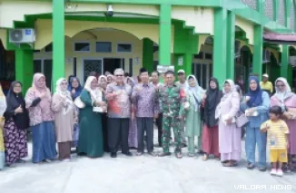 Ketua DPRD Sumbar, Muhidi foto bersama dengan warga Kelurahan Sawahan, usai kegiatan reses perorangan masa sidang kedua tahun 2024/2025 di Masjid Al-Ikwhan, Kelurahan Sawahan, Sabtu. (humas)