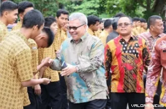 Ketua DPRD Sumbar, Muhidi disambut siswa SMAN 3 Batusangkar dalam agenda kunjungan kerja, Kamis. (humas)