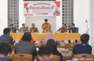 Bupati Agam, Andri Warman memberikan sambutan Musyawarah Daerah (MUSDA) II Asosiasi Homestay Agam (AHA) di Mutiara Guest House, Jorong Guguak Randah, Kecamatan IV Koto, Senin. (humas)