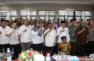 Wakil Wali Kota Padang, Maigus Nasir foto bersama usai pembukaan Musrenbang RKPD kecamatan Nanggalo, di aula kantor kecamatan, Rabu. (humas)