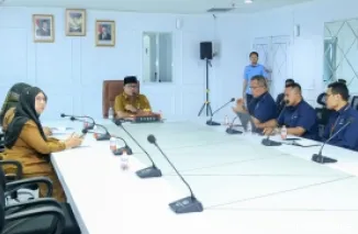 Plh Sekretaris Daerah Pekanbaru, Zarman Candra memimpin rapat rilis Inflasi Kota Pekanbaru, per Januari 2025 di ruang rapat lantai 4 Komplek Perkantoran Pemerintah, Tenayan Raya, Senin sore. (humas)