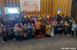 Anggota DPRD Kota Padang periode 2019-2024, Djunaidy Hendry foto bersama dengan peserta pelatihan Branding Digital di Youth Center Bagindo Azis Chan, Senin. (istimewa)