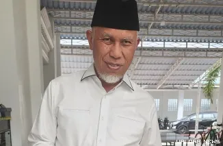 Gubernur Sumbar, Mahyeldi memperlihatkan pantofel dari Yoesani Shoes yang akan dipakainya pada momen pelantikan di Istana Presiden, tanggal 20 Februari 2025. (humas)
