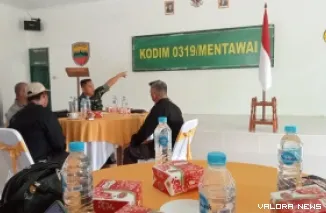 Dandim 0319 Mentawai, Letkol (Inf) Restu Petrus Simbolon berdialog dengan awak media sekaitan pelaksanaan TMMD ke-123 di aula Makodim Mentawai, Sabtu. (daniwarti)