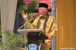 Gubernur Sumbar, Mahyeldi memberikan arahan tentang visi pendidikan Sumatera Barat pada peresmian nama SMAN 5 Sumbar, Selasa. (humas)