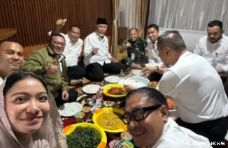 Gubernur Sumbar, Mahyeldi bersama sejumlah kepala daaerah yang mengikuti agenda retreat di Akmil Magelang, nikmati makan malam dengan kuliner khas Minang, Senin. (humas)