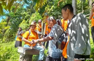 Pemilik Agrowisata Madu Lebah Galo-galo (Kelulut-red), Yanuar tengah menerangkan proses pengambilan madu dari lebah tanpa sengat itu pada peseta pelatihan Branding Digitalisasi Produk Pariwisata yang digelar Dinas Pariwisata Padang, Kamis. (humas)