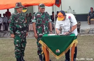 Pj Bupati Mentawai, Fernando J.Simajuntak menandatangani kerjasama dengan Kodim 0319 Mentawai pada pembukaan TMMD ke-123 di halaman Makodim, Rabu. (daniwarti)