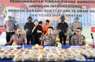 Kapolda Riau, Irjen Pol Mohammad Iqbal memberikan keterangan pers tentang pengungkapkan sindikat narkoba internasional di Mapolda Riau, Selasa. (humas)