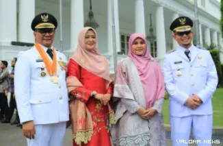 Muhammad Ramlan Nurmatias dan Ibnu Asis bersama istri masing-masing, foto bersama sebelum pelantikan di istana kepresidenan, Kamis. (humas)