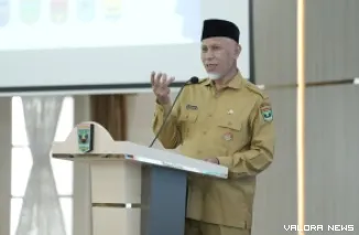 Gubernur Sumbar, Mahyeldi memberikan arahan pada kegiatan Entry Meeting Evaluasi Perencanaan dan Penganggaran pada Pemerintah Provinsi dan Kabupaten/Kota se-Sumbar 2025 di auditorium istana gubernuran, Senin. (humas)