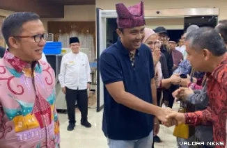 Pj Sekdaprov Sumbar, Yozawardi Usama Putra memperkenalkan pimpinan OPD pada Wakil Gubernur Sumatera Barat, Vasko Ruseimy, saat penyambutan di BIM, Jumat malam. (humas)