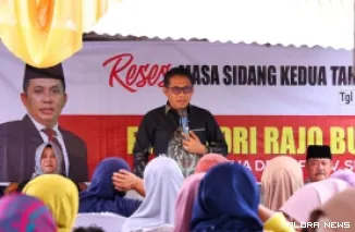 Wakil Ketua DPRD Sumbar, Evi Yandri berdialog dengan warga Kelurahan Batipuh Panjang, kecamatan Koto Tangah, saat reses perorangan masa sidang kedua tahun 2024/2025, Sabtu sore. (humas)
