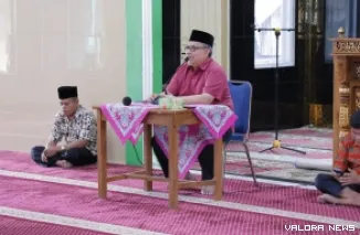 Ketua DPRD Sumbar, Muhidi memberikan sambutan pada kegiatan reses perorangan anggota DPRD Sumbar masa sidang kedua tahun 2024/2025 di kelurahan Korong Gadang, Kecamatan Kuranji, Senin. (humas)