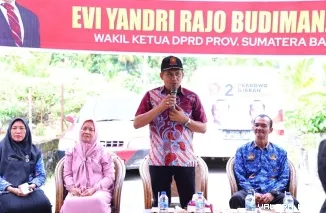 Anggota DPRD Sumbar dari dapil Sumbar I (Kota Padang), Evi Yandri berdialog dengan warga ada pada agenda reses perorangan masa sidang kedua tahun 2024/2025, Senin. (humas)