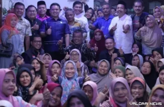 Wakil Ketua DPRD Sumatera Barat, Muhammad Iqra Cissa foto bersama dengan warga Kampuang Jambak, Kelurahan Koto Lalang, Kecamatan Lubuk Kilangan, Kota Padang, Senin. (humas)