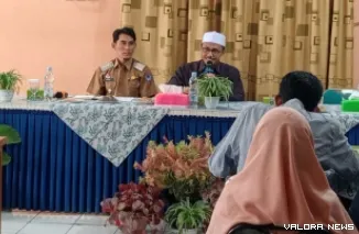 Anggota DPRD Sumbar, Irsyad Safar berdialog dengan warga kecamatan Payakumbuh Timur pada agenda reses perorangan di masa sidang kedua tahun 2024/2025, Selasa. (humas)