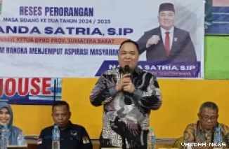 Wakil Ketua DPRD Sumbar, Nanda Satria menyerap aspirasi masyarakat Kelurahan Padang Besi, Kelurahan Lubuk Kilangan, Kota Padang, pada agenda reses perorangan masa sidang kedua tahun 2024/2025, Ahad sore. (humas)