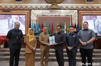 Wakil Ketua DPRD Sumbar, Evi Yandri menerima nota  pengantar Ranperda tentang SPBE dalam rapat paripurna, Senin. (humas)