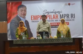 Anggota Fraksi PDI Perjuangan DPR MPR RI, Alex Indra Lukman didampingi Syur'aini (Ketua PWA Sumbar) dan Dalfina (sekretaris PWA Sumbar) pada Sosialisasi 4 Pilar MPR RI bersama kader Aisyiah di Convention Hall Prof Ahmad Syafi'i Maarif Kampus UMSB Padang.