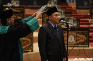 Anggota DPRD Riau pengganti antar waktu sisa masa jabatan 2024-2029, Sumardany Zirnata diambil sumpahnya dalam rapat paripurna, Kamis. (humas)