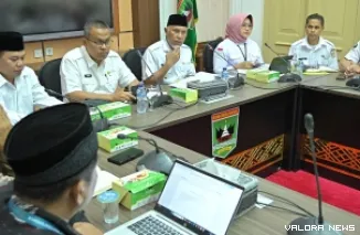 Gubernur Sumbar, Mahyeldi memimpin rapat Evaluasi Kelengkapan Data dan Dokumen Pendukung untuk Penghargaan Adinata Syariah 2025 di Istana Gubernuran, Rabu. (humas)