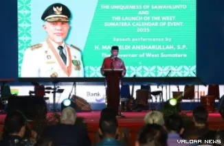Gubernur Sumbar, Mahyeldi memberikan arahan pada peluncuran kalender iven pariwisata tahun 2025 di Anjungan Sumbar TMII, Jakarta, Ahad malam (2/2/2025).  (humas)