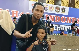 Taekwondoin usia dini Dojang HTC Fighter, Raisa Aulia bersama pelatihnya, Nanda Fajar Chakti foto bersama usai meraih medali emas event SAH484T INDONESIA Nasional Taekwondo Championship 2025 di GOR UNP, Ahad. (istimewa)
