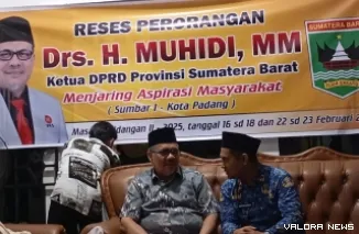 Ketua DPRD Sumbar, Muhidi dengarkan masukan Lurah Batipuh Panjang saat agenda reses perorangan masa sidang kedua tahun 2024/2025, Senin. (humas)