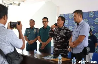 Komandan Pos Angkatan Laut (Pos AL) Bengkalis beserta pimpinan BP3MI Riau, memberikan keterangan pers tentang penangkapan pelaku penyelundupan PMI, Rabu. (humas)