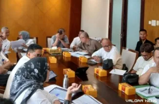 Asisten III Setdaprov Riau, Elly Whardani saat memimpin rapat dengan tim transisi gubernur Riau terpilih, di Ruang Rapat Sekda Kantor Gubernur Riau, Rabu. (humas)