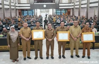 Pj Sekdaprov Sumbar, Yozawardi Usama Putra foto bersama dengan daerah peraih penghargaan Pemda Pengendali Pembangunan Terbaik usai rapat Forum Perangkat Daerah Setda Provinsi dan Kabupaten/Kota se-Sumbar Tahun 2025 di Aula Kantor Gubernur Sumbar, Selasa.
