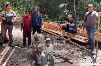 Barang bukti dan pelaku illegal logging di Hutan Suaka Marga Satwa Rimbang Baling yang berhasil diamankan Polsek Singingi Hilir, Kamis. (humas)