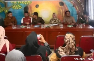 Kurator Festival Juadah 2025, Muhammad Fadhli bersama Nita Christanti Soffandi dialog dengan wali nagari Toboh Gadang Barat, panitia dan warga tentang Festival Juadah yang akan dihelat setelah Lebaran 2025 ini di kantor wali nagari, Selasa. (istimewa)