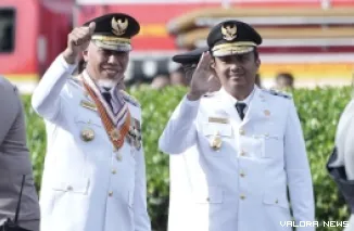 Gubernur Sumbar, Mahyeldi foto bersama Vasko Ruseimy (Wagub Sumbar) jelang pelantikan di Istana Presiden, Jakarta, Kamis. (humas)