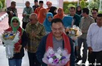Wabup Agam, Muhammad Iqbal bersama Ketua TP PKK Agam, Merry Benni Warlis disambut Sekda Agam, Edi Busti dan jajaran, di BIM, Ahad. (humas)