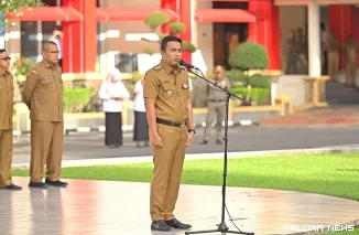 Wakil Gubernur Sumbar, Vasko Ruseimy memimpin apel di halaman kantor gubernur, Senin pagi. (humas)