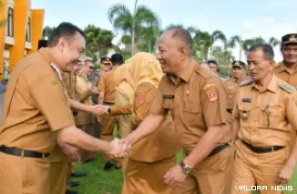 Wabup Agam, Muhammad Iqbal saling bermaafan dengan ASN usai memimpin apel Senin pagi di halaman kantor bupati. (humas)