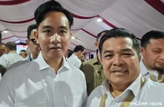 Bupati Agam, Benni Warlis berswafoto dengan Wapres RI, Gibran Rakabuming Raka yang memberikan materi mengenai Asta Cita pemerintahan Presiden Prabowo Subianto di acara retreat kepala daerah, Rabu. (humas)