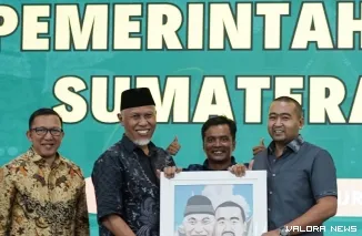 Kartunis, Muhammad Fadhli foto bersama dengan tokoh yang dilukisnya, Mahyeldi dan Audy Joinaldy pada rapat staf di istana gubernuran, Sabtu malam. Turut hadir menyaksikan, Pj Sekdaprov, Yozawardi. (humas)