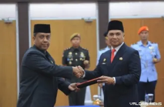 Pj Wali Kota Pekanbaru, Roni Rakmat menyerahkan berita acara pelantikan pada Zulhelmi Arifin (Pj Sekda) di aula lantai 6 gedung utama komplek perkantoran terpadu walikota di Tenayan Raya, Kamis. (humas)